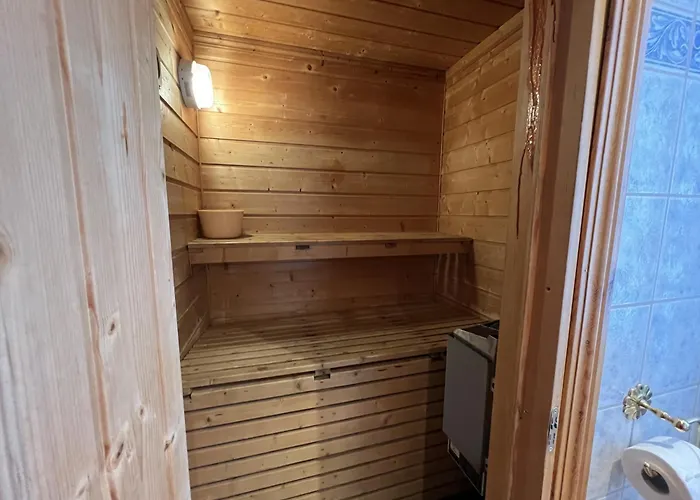 Dom wakacyjny Familiehytte Med Peis Og Badstu I Sentrum *